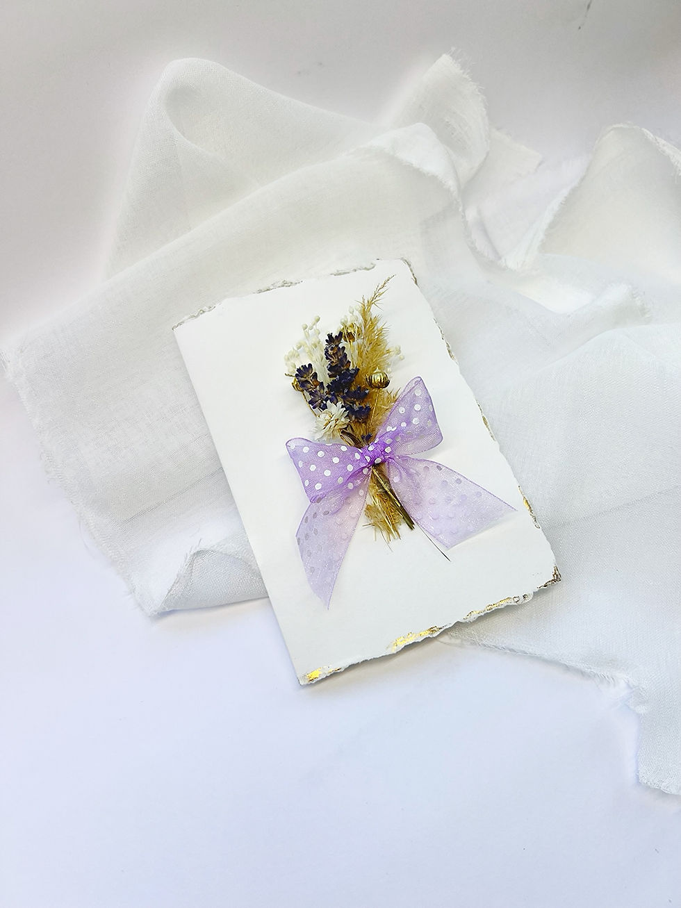 Felicitare caligrafica cu flori criogenate si fundita lila din organza