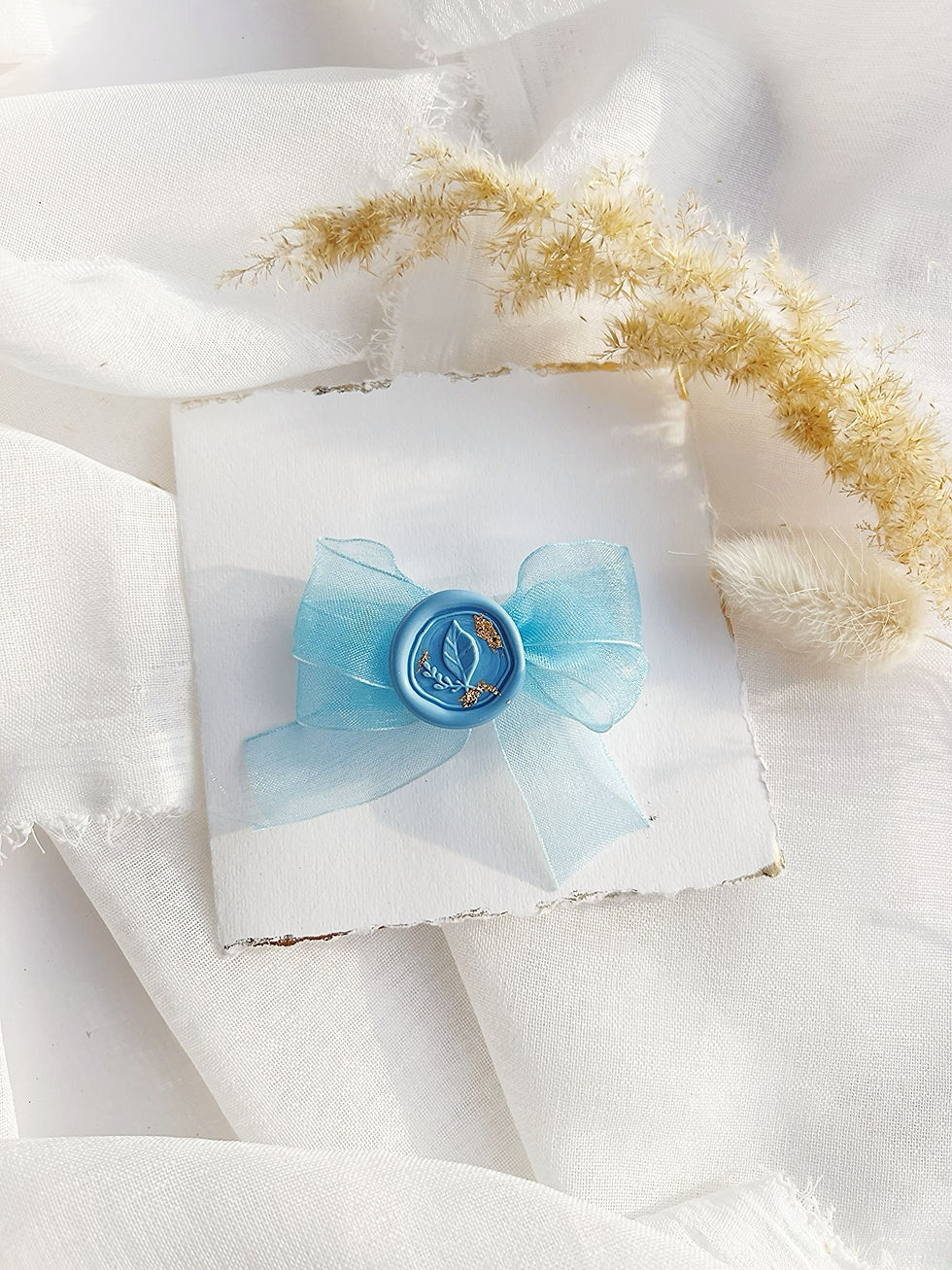 Miniatură: Brosa martisor handmade cu fundita din organza bleo si sigiliu de ceara bleo