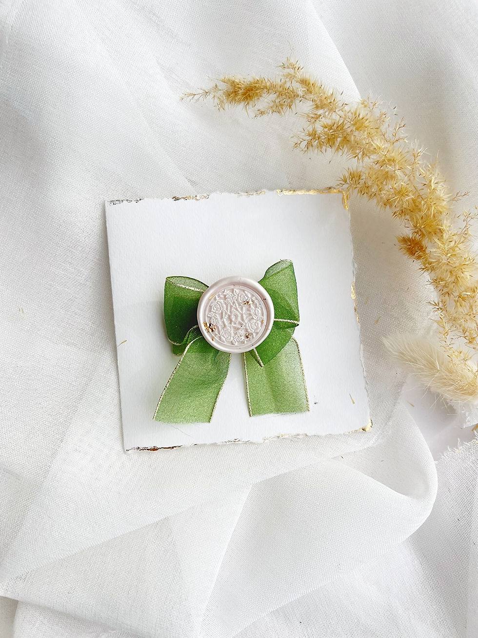 Miniatură: Brosa martisor handmade cu fundita din organza verde si sigiliu de ceara ivoire