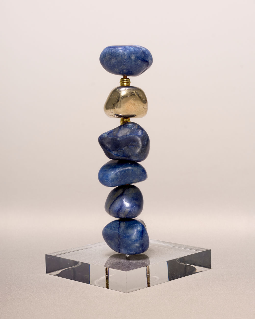 Equilíbrio Azul — escultura contemporânea ÂNIMA BRUTA em base escultórica em acrílico transparente, 20 cm x 10 cm