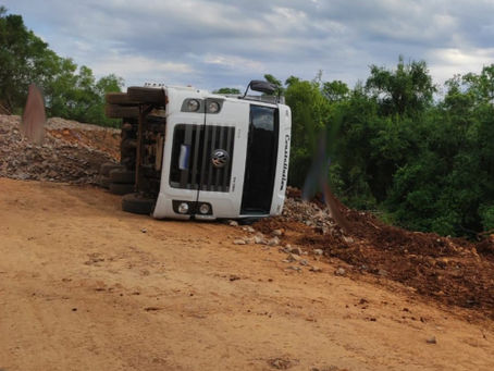 Caminhao tombou na estrada entre Crissiumal e Tiradentes do Sul