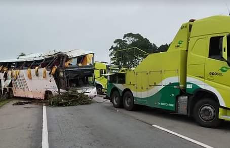 Ônibus de turismo tomba na BR-116 deixando duas pessoas mortas e 40 feridos, em Pelotas