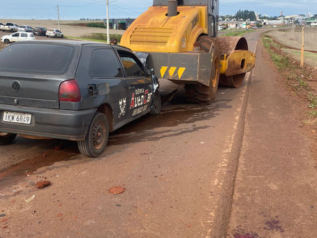 Veículo colide em rolo compressor na RSC-472, em Tenente Portela