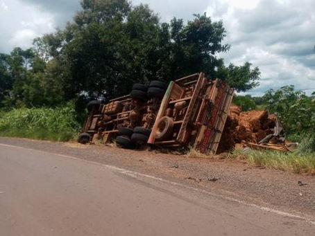 Caminhão carregado de fumo tombou na ERS-207, em Crissiumal