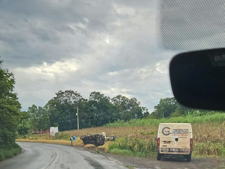 Caminhão tomba na RSC-472, em Três Passos