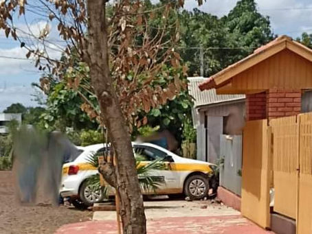 Veiculo de Auto Escola colide contra cerca de casa em Crissiumal