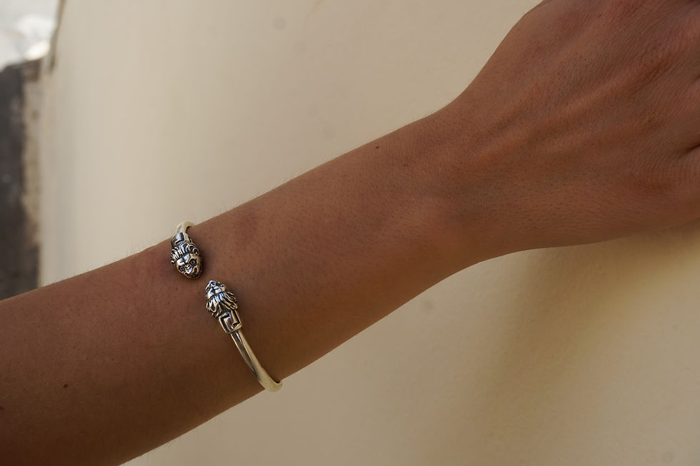 Thumbnail: Silver lions head bracelet