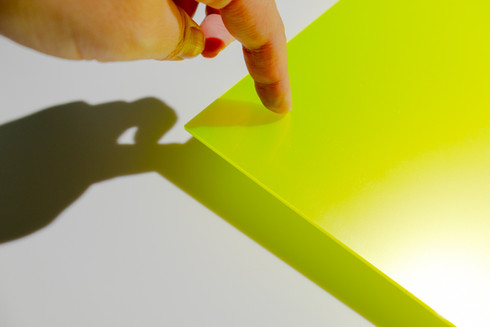 光のあたり具合でライムグリーンやイエローに見えます