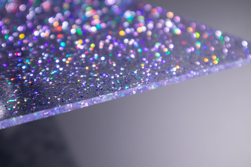 細長いラメは虹色に煌めきます