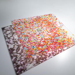 不要なアクリルを粉砕してアクリルの中に入れました