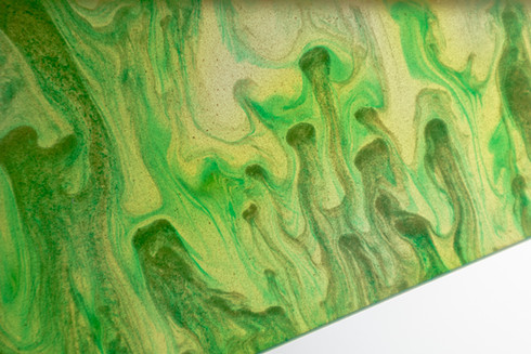 色々なグリーンが混ざり合っているアクリル板です