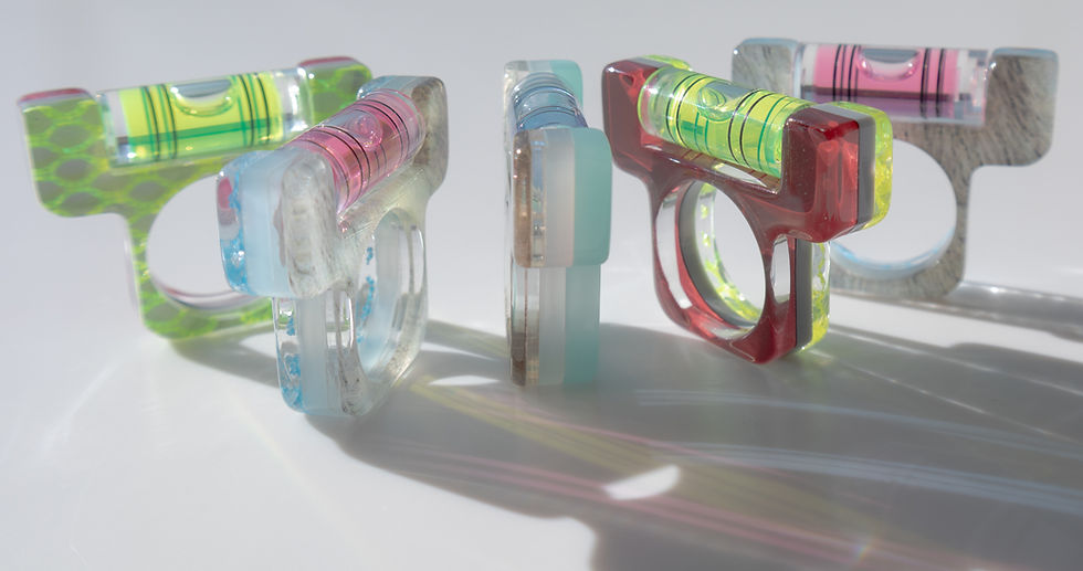 水平器リング 「曲がったことはキライ」(ミヤケマイ×TOKYO ACRYL)