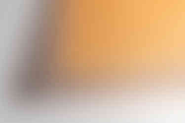 薄オレンジ色のフィルムとクリアーオレンジベースのアクリル板です