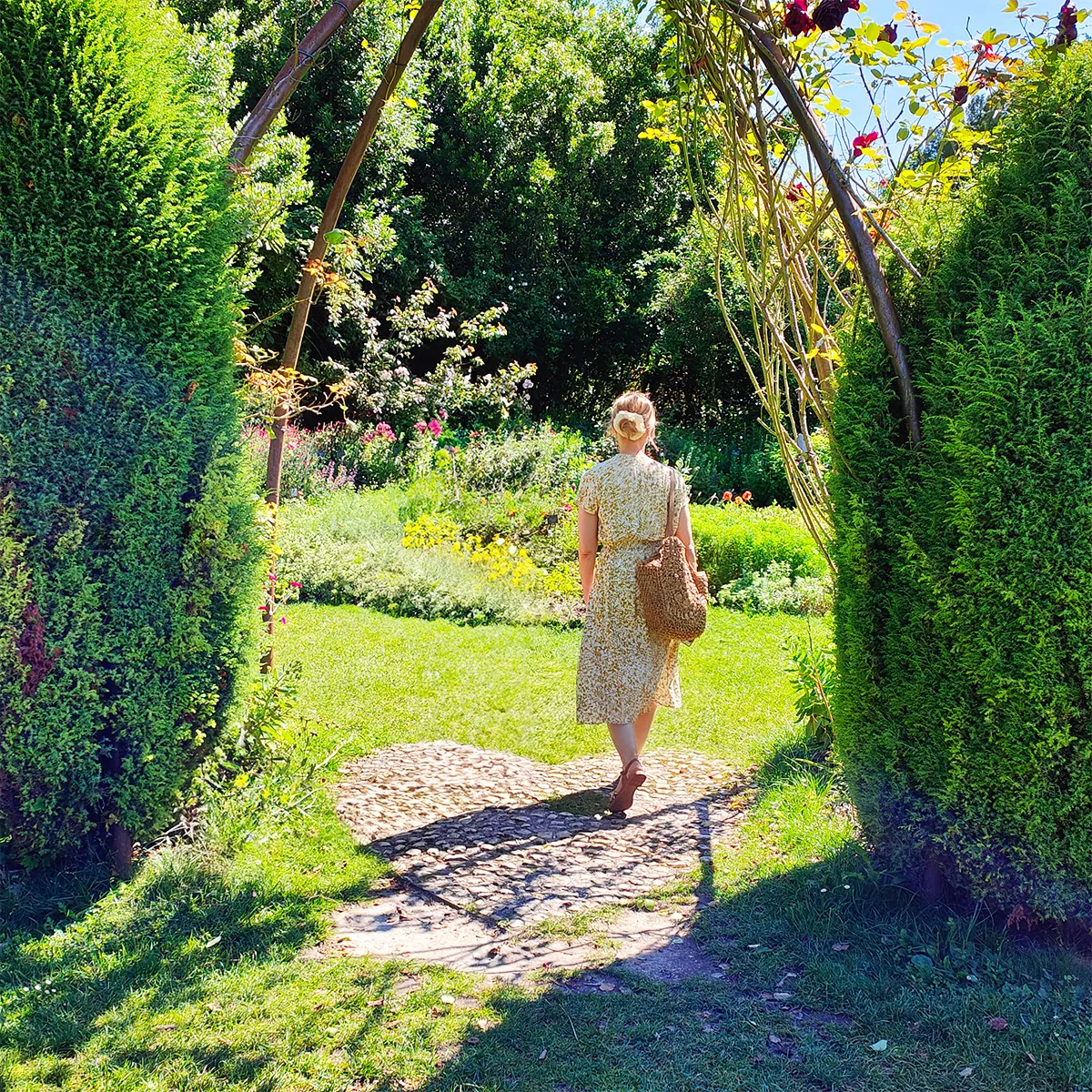 Gigi Bigoudi dans les jardins du château du Rivau