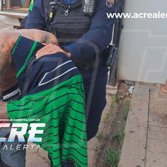 Jovem é preso e adolescente é apreendido com drogas durante ação policial em Rio Branco
