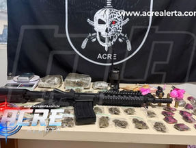 BOPE apreende mais de 1,2 kg de maconha, cocaína, munições e simulacro em casa abandonada no Mocinha Magalhães