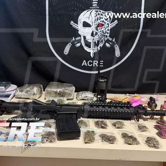 BOPE apreende mais de 1,2 kg de maconha, cocaína, munições e simulacro em casa abandonada no Mocinha Magalhães