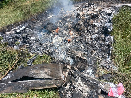 URGENTE: Avião de pequeno porte cai em área de mata e mata dois homens no interior do RJ