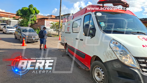 Motociclista é arremessada após colisão em cruzamento e sofre possível fratura na perna em Rio Branco