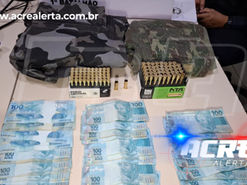 Força Tática do 1º BPM prende suspeito com quase 100 munições, dinheiro e roupas militares no bairro Doca Furtado