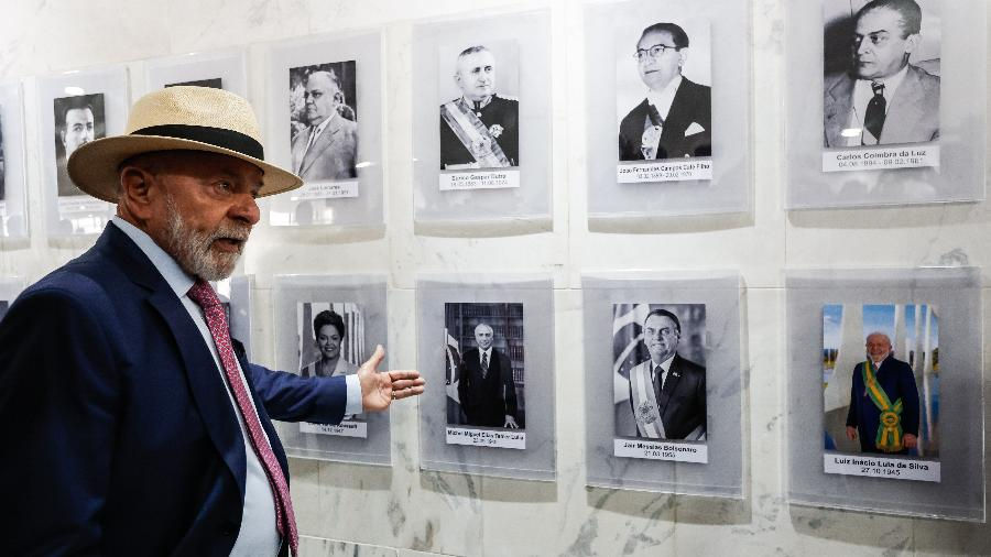 LULA durante visita a Galeria de Ex. Presidentes no planalto