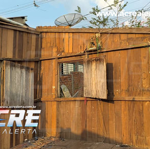 Idosa de 78 anos escapa por pouco de tragédia após árvore destruir sua casa durante temporal na fronteira