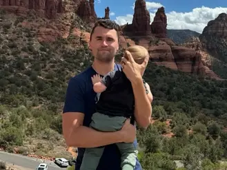 ATENTADO TERMINA EM MORTE: Charlie Kirk, influenciador conservador, não resiste e morre após ataque a tiros em universidade nos EUA