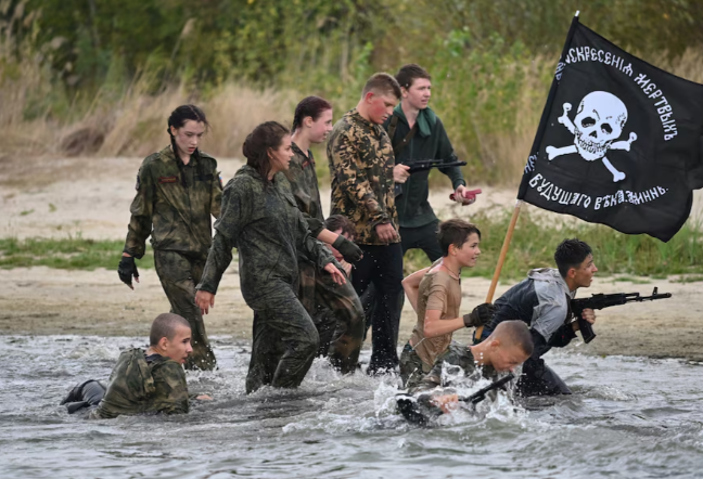 Os participantes passam por treinamento militar para alunos da Escola de Cadetes Cossacos Don do Imperador Alexandre III e membros da comunidade cossaca na região de Rostov, Rússia, em 21 de agosto de 2025. REUTERS/Sergey Pivovarov