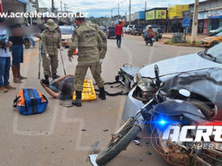Motociclista fica ferido após colisão com carro em avenida de Brasiléia