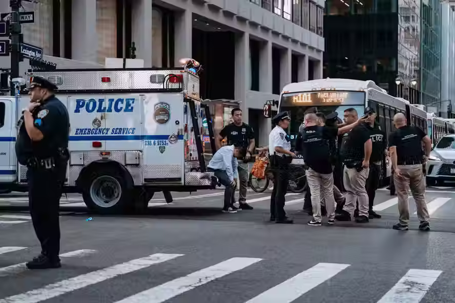 Ataque a tiros deixa ao menos cinco mortos em prédio comercial de Nova York; policial está entre as vítimas