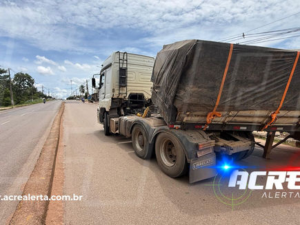 Carreta carregada com madeira perde freios e quase provoca tragédia na AC-10