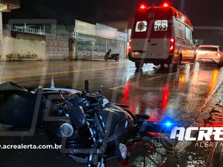 Motociclista perde controle e colide contra poste no mesmo local onde acidente grave foi registrado na madrugada de sábado