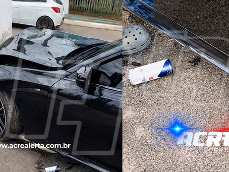 Bebida é encontrada após batida de que destruiu carro de Luxo na Dias Martins; motorista foge e abandona veículo