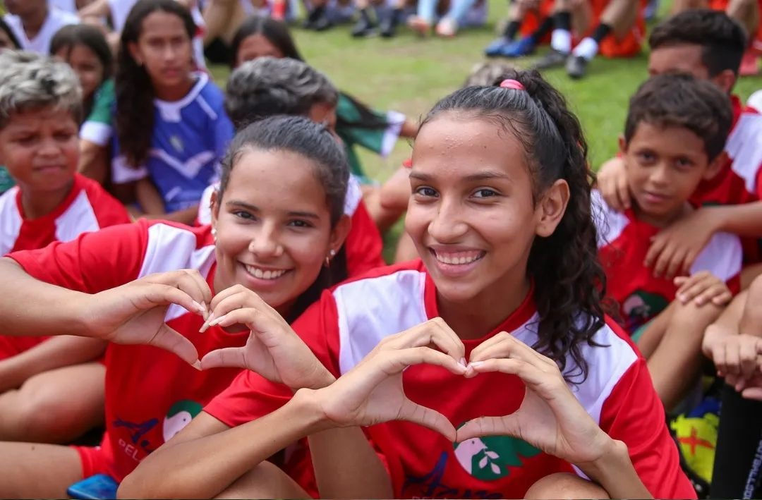 Programa "Acre pela Vida" promove ação de Natal com entrega de brinquedos e materiais esportivos em escolinhas