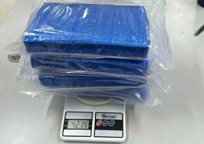 Mulher é detida pela PRF transportando 4 quilos de maconha na fronteira com a Bolívia