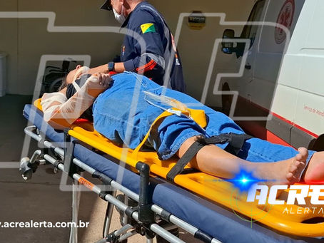 Passageira de moto por aplicativo fica ferida ao colidir com cachorro de rua no bairro Floresta.