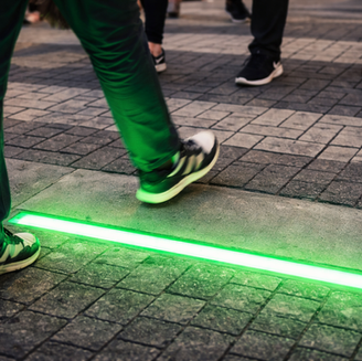 BH testa sinalização em LED no chão para proteger pedestres distraídos com o celular