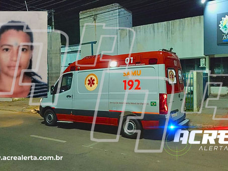 Mulher perde o controle de moto, colide contra muro e morre em Rio Branco