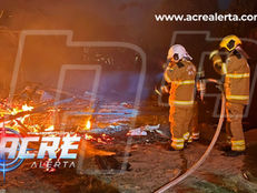 Casa é destruída por incêndio e mobiliza Corpo de Bombeiros no bairro Vitória, em Rio Branco