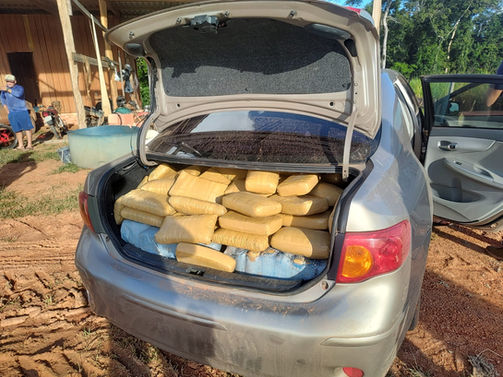 Motorista de Corolla tenta fugir, entra em propriedade e acaba “estourado”: PM apreende mais de 260 kg de drogas na zona rural de Acrelândia