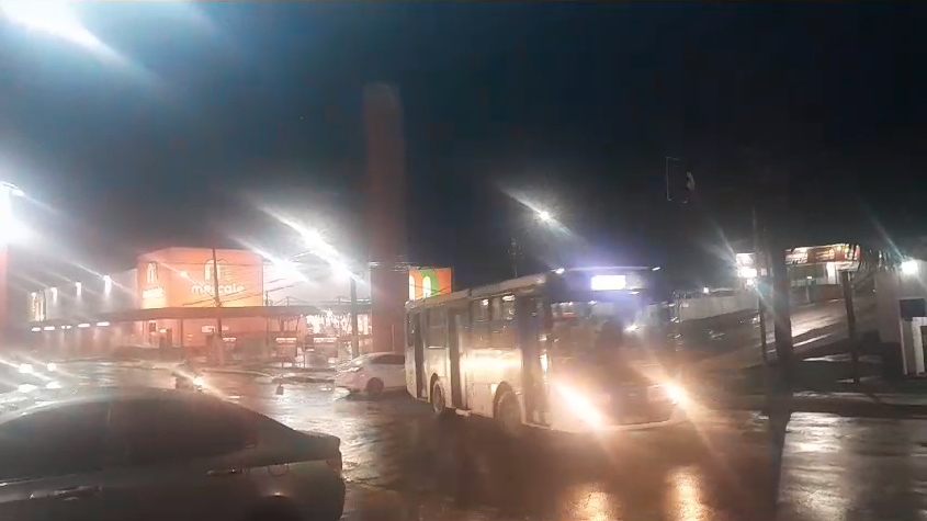 Avenida Getúlio Vargas em Rio Branco fica sem sinal de semáforo por horas, aumentando riscos de acidentes