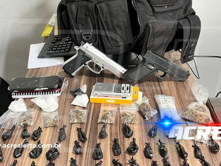 Suspeito foge ao notar chegada do BOPE e abandona drogas prontas para venda e simulacros de armas em apartamento no bairro Bahia