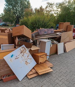 Kartons nach Kellerentrümpelung gestapelt