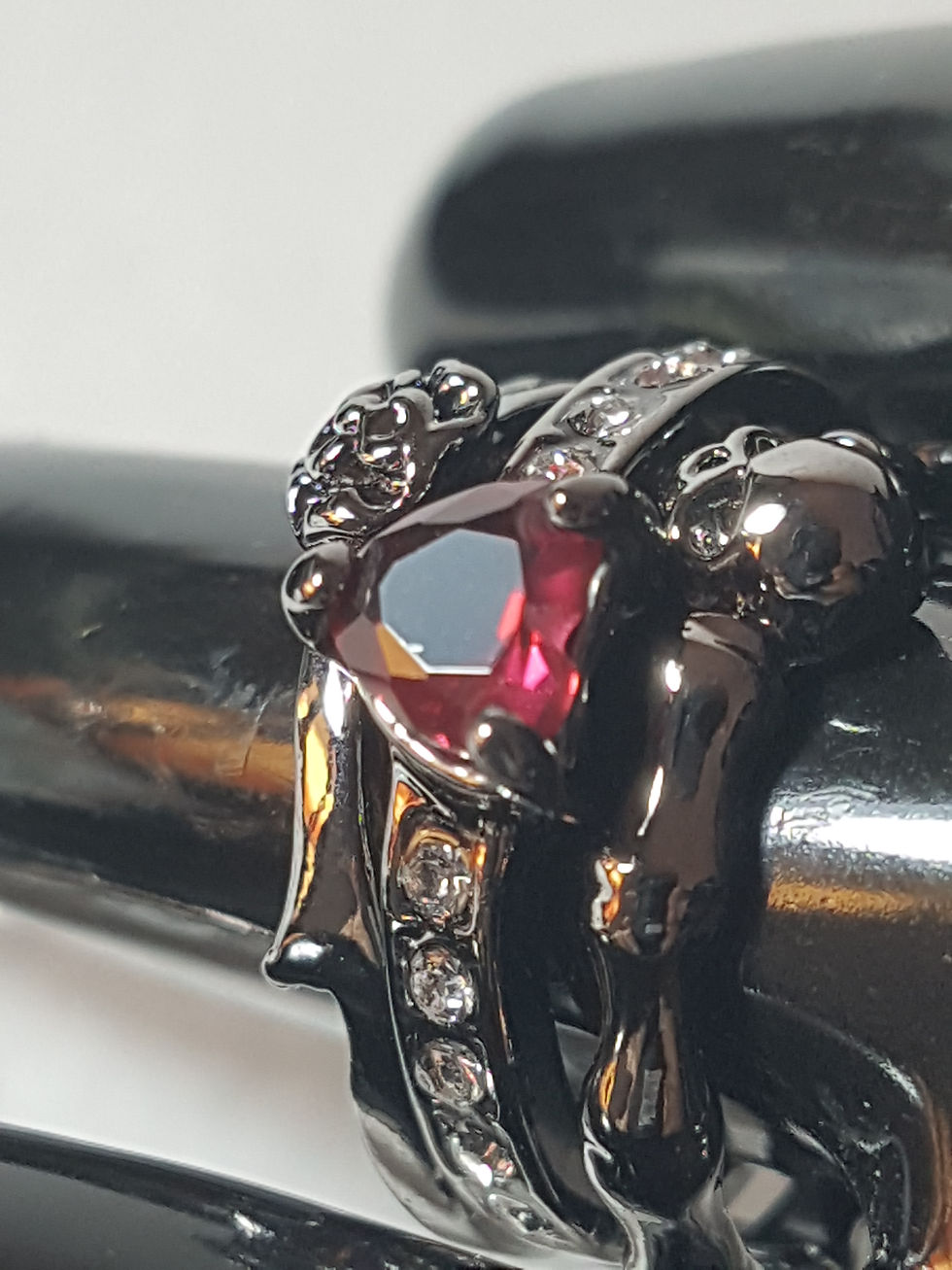 Miniatura: Anello con pietra rossa e brillantini