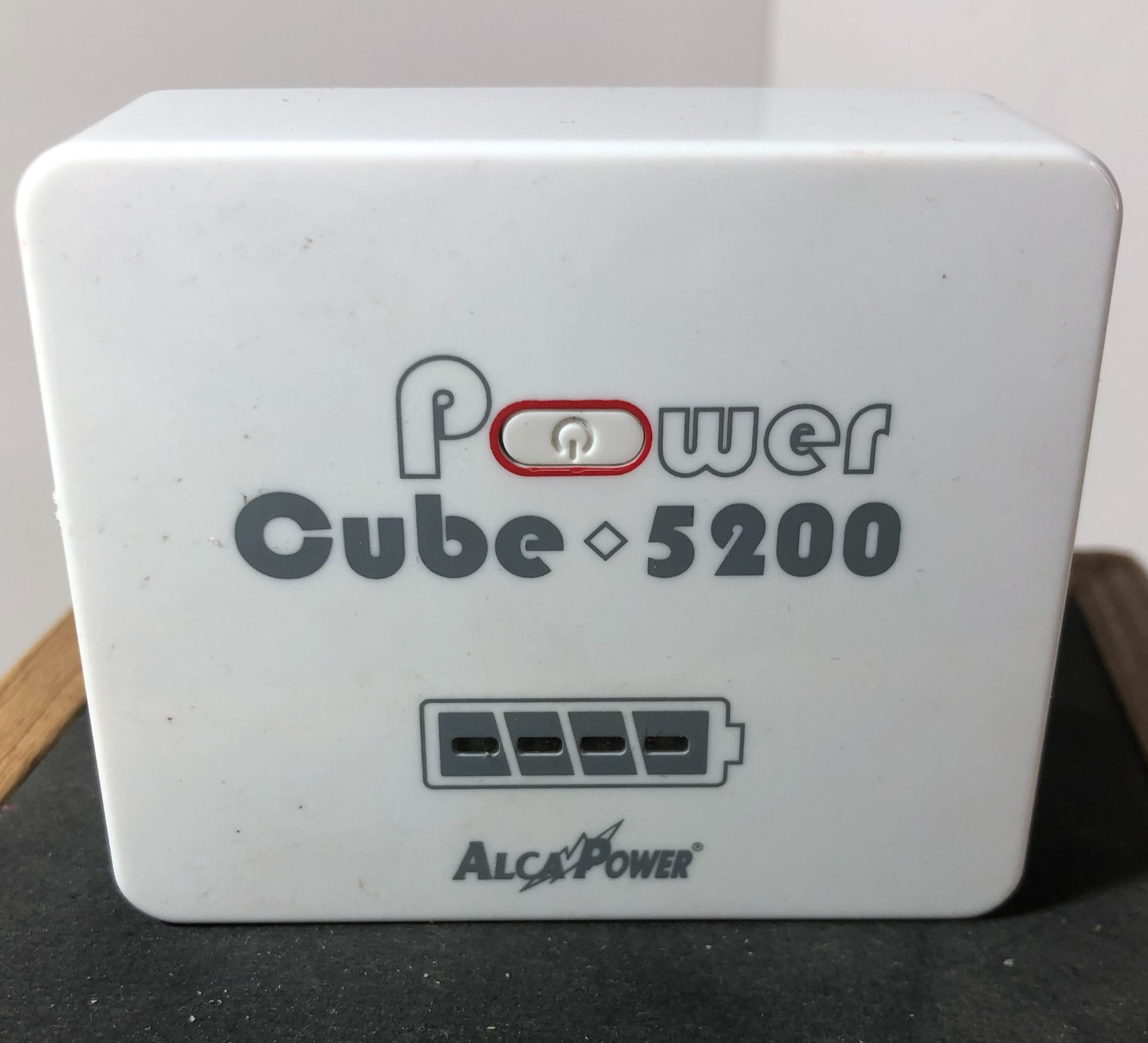 Accumulatore per alimentazione e ricarica batterie cellulari, ecc.