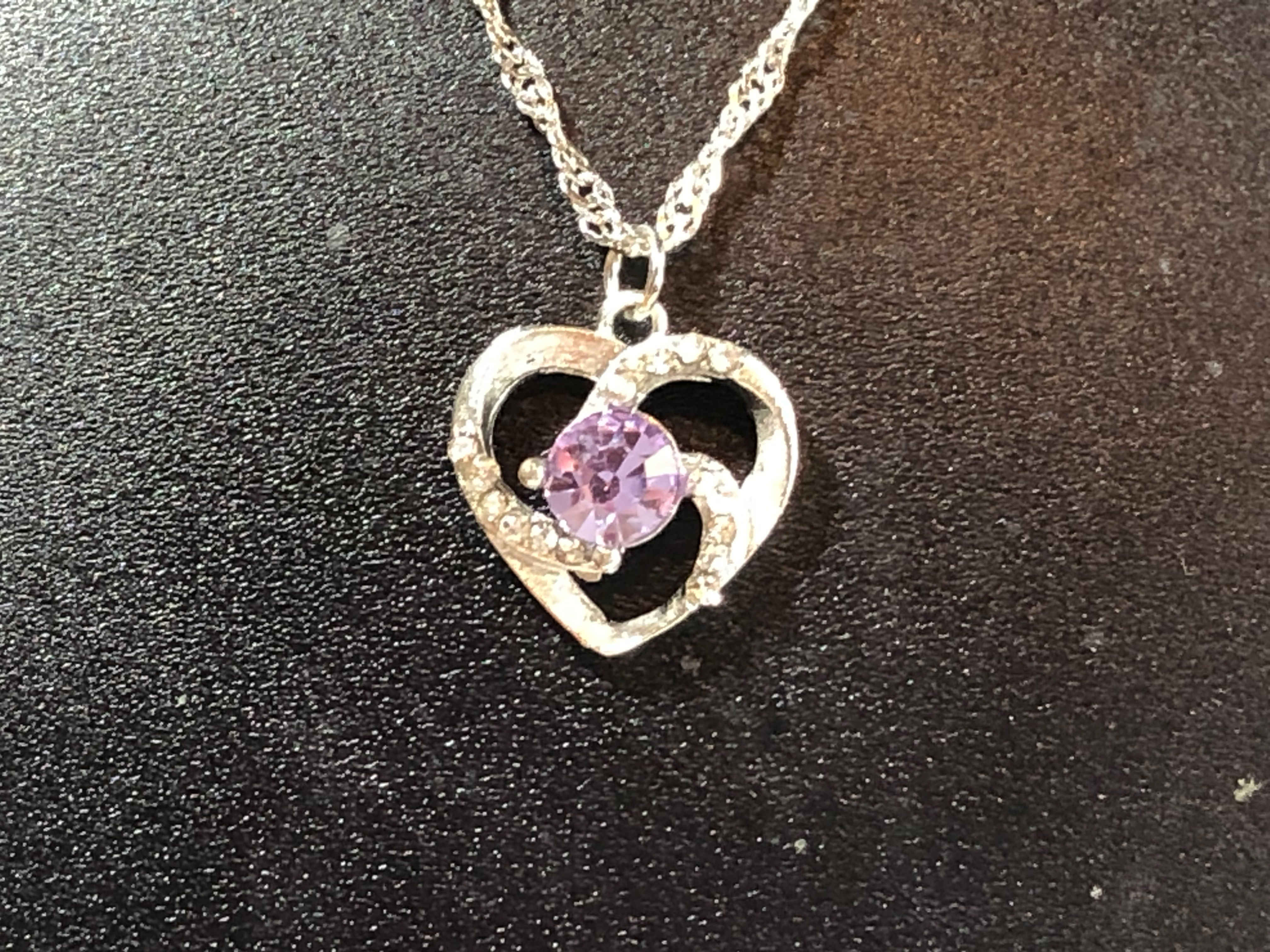 Collana con catenina lavorata e pendente a forma di cuori con zirconi