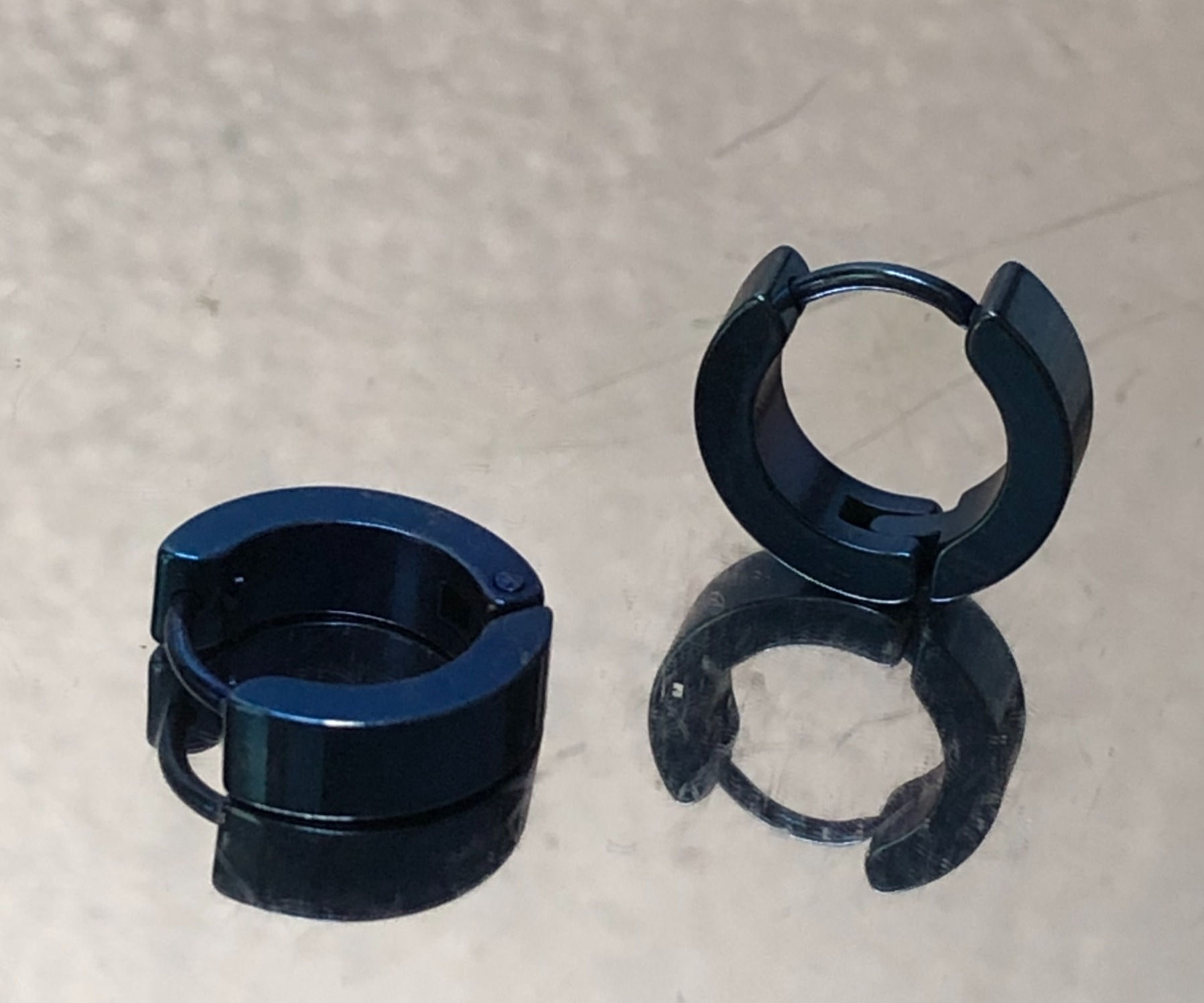 Orecchini In acciaio trattato con sfumature blu