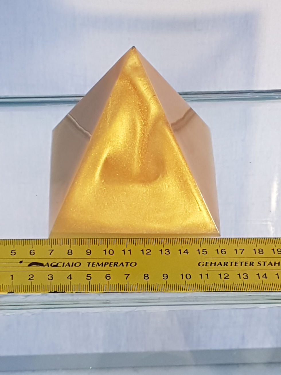 Miniatura: Piramide in resina color oro