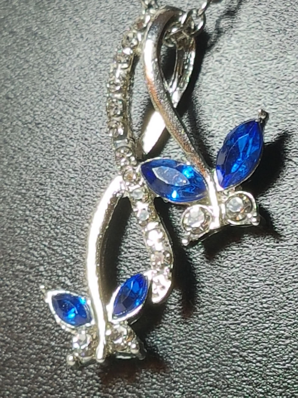 Miniatura: Collana con pietre e farfalle