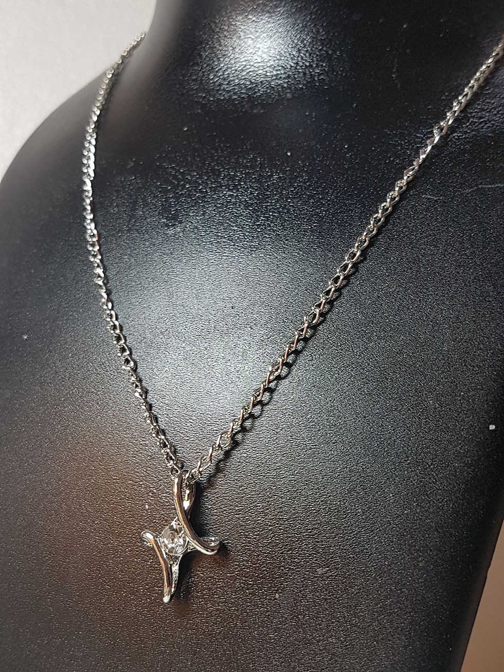Miniatura: Collana forma astratta con zirconi di ottima fattura